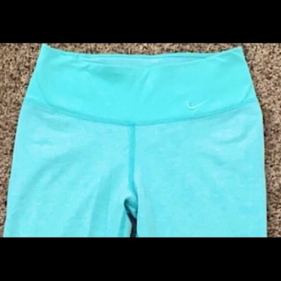 🔥EUC NIKE BEAUTIFUL SPRING TEAL COLOR SUPER CUTE DRI-FIT CAPRI’S SWOOSH SIGN 🔝 - Picture 2 of 6
